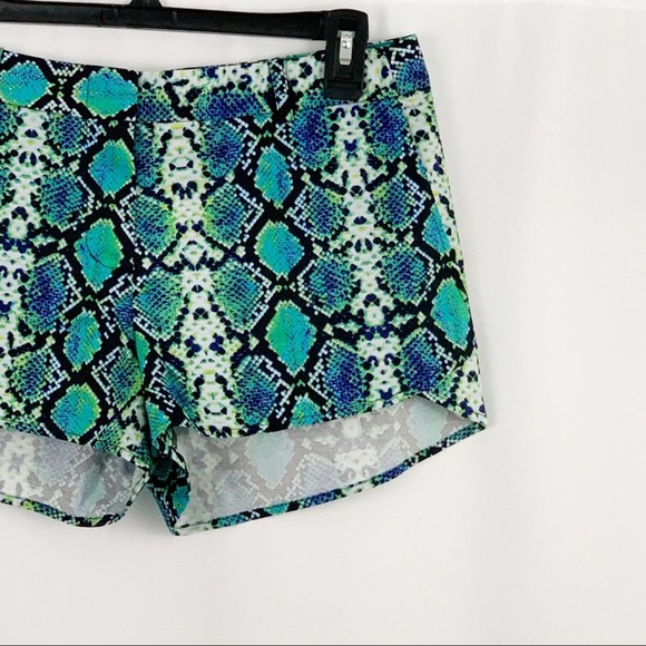 BCBGMaxAzria Snake Skin Print Shorts S - Picture 2 of 8